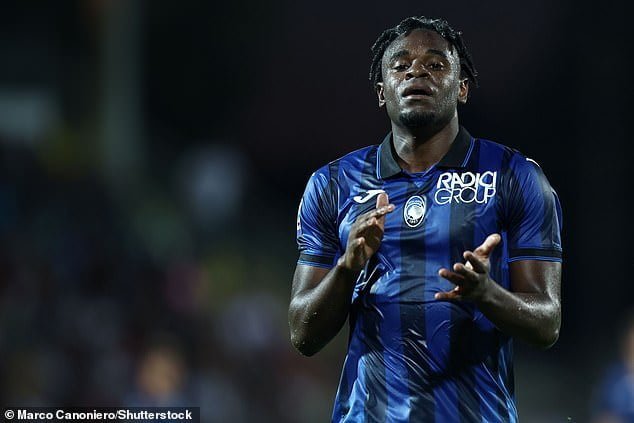 Fulham approach Atalanta forward Duvan Zapata after his loan move to Roma collapses – while exploring a move for AZ Alkmaar defender Yukinari Sugawara