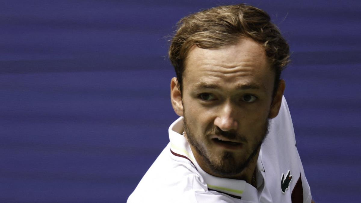 Daniil Medvedev wins in 74 minutes, Alexander Zverev through