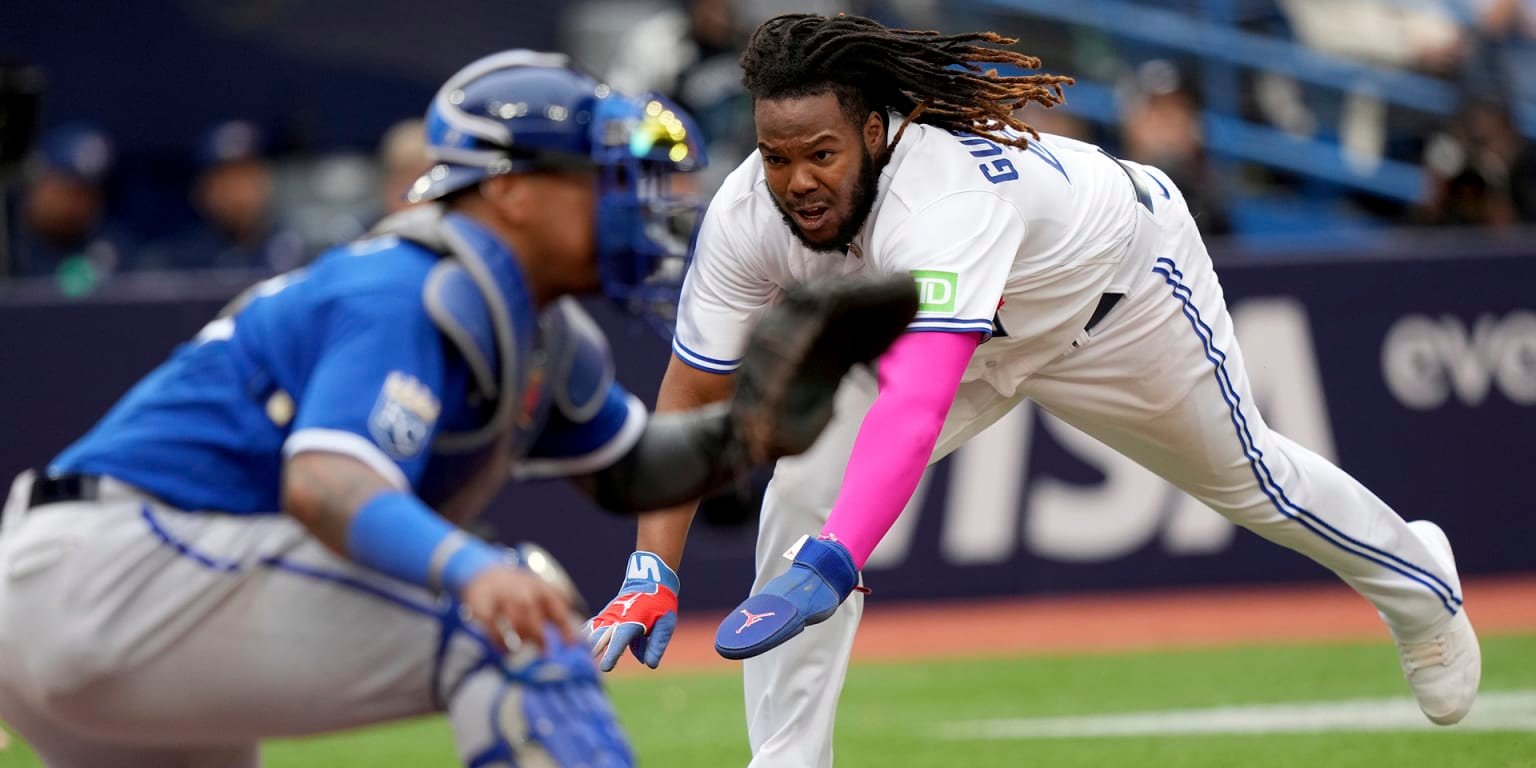 10/10! Vladdy’s perfect swim move secures a run