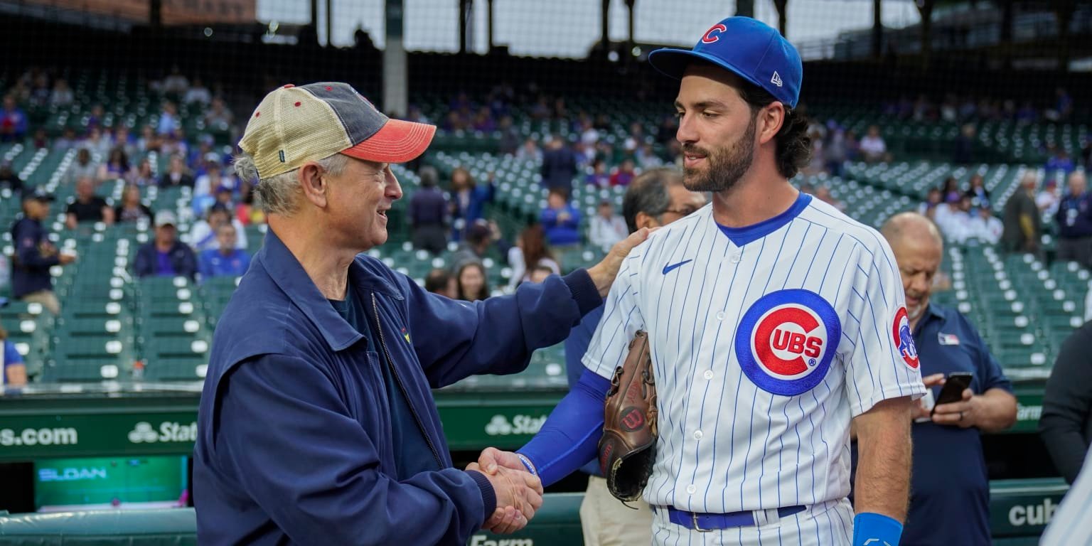 OG Lt. Dan meets Cubs’ Lt. Dan at Wrigley