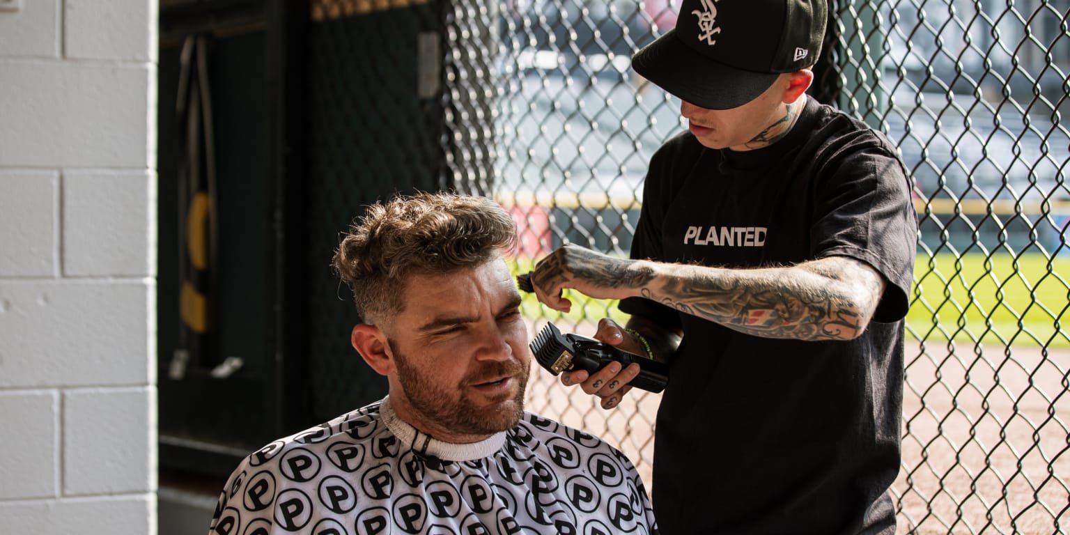 Liam Hendriks gets a haircut from social media star Vic Blends