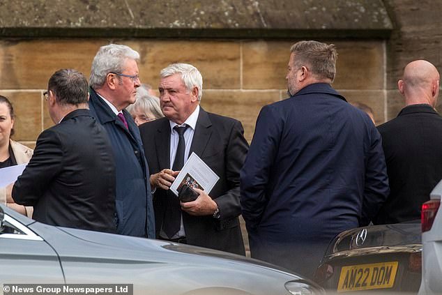 Football legends show support for Sir Alex Ferguson following the loss of his wife at 84, as Fergie’s loyal companions, including Bryan Robson, Kenny Dalglish, and Steve Bruce, join David Beckham and others at Cathy’s funeral.