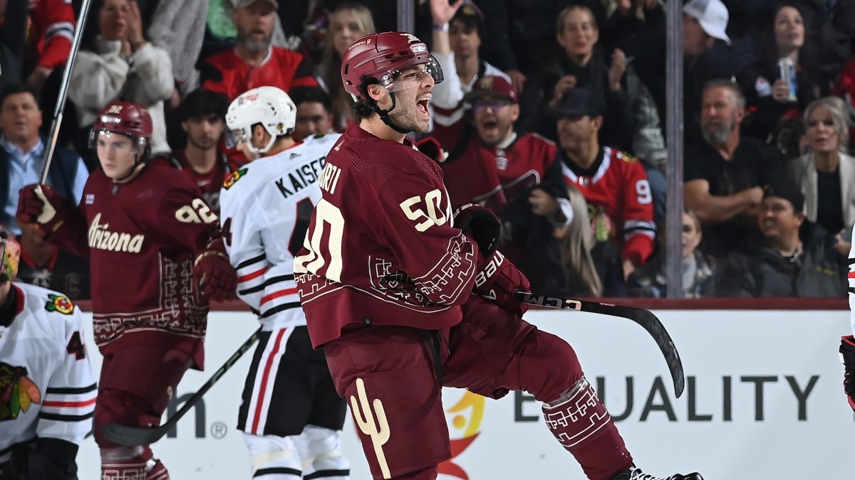 Blackhawks Surrender 8 Straight Goals, Succumb to Coyotes in Loss
