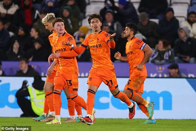 Championship Promotion Rivals Leicester and Ipswich Share Points in 1-1 Draw, Jeremy Sarmiento’s Late Equalizer Secures a Draw for Brighton Loanee