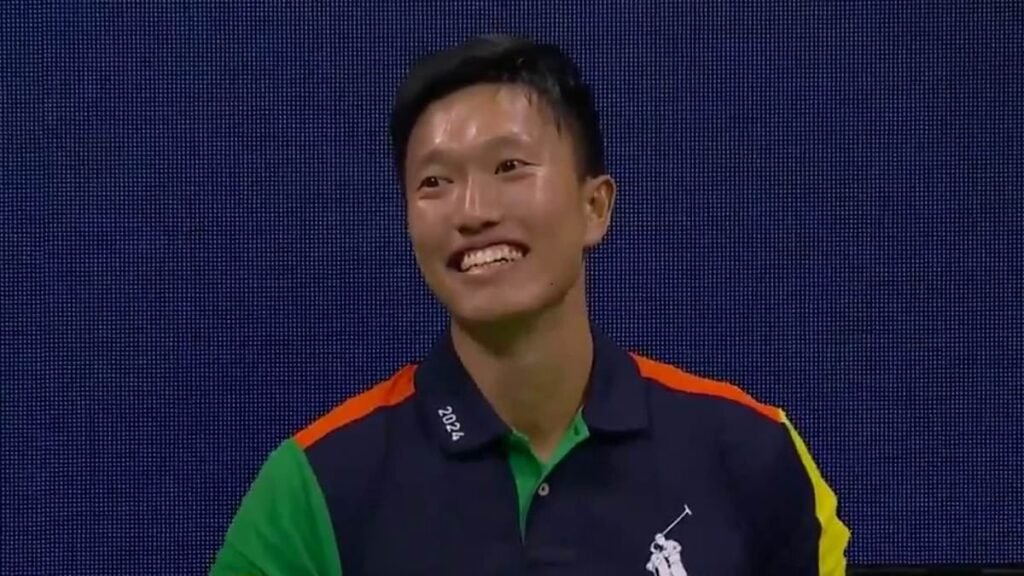 Wild New York Crowd Cheers as Ball Boy Finally Catches Mystery Bug at US Open Quarter-Finals